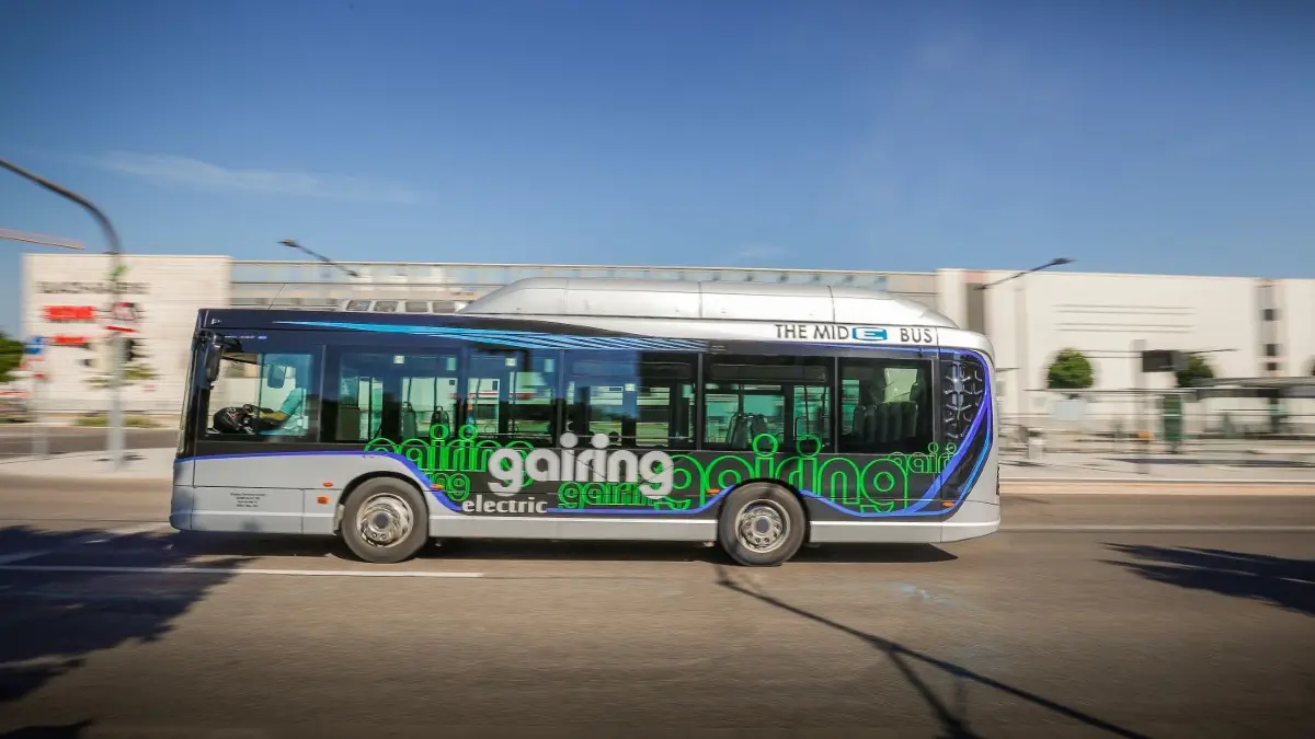 Kann schnell auf freier Strecke oder auch langsam in engen Wohnstraßen: Der neue Elektro-Bus von Gairing in Neu-Ulm, mutmaßlich der erste strombetriebene Linienbus in der Region.
Gairing nimmt den ersten E-Bus der Region in Betrieb