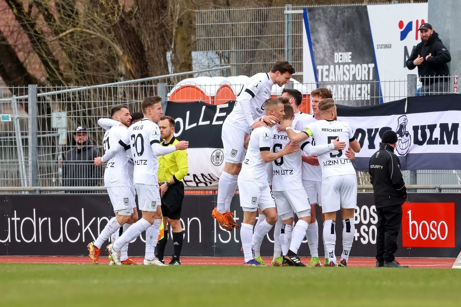 Der Jubel war groß: Durch einen Blitzstart hat sich Tabellenführer SSV Ulm 1846 Fußball bei der TSG Balingen die nächsten wichtigen Punkte im Aufstiegskampf der Regionalliga Südwest gesichert.