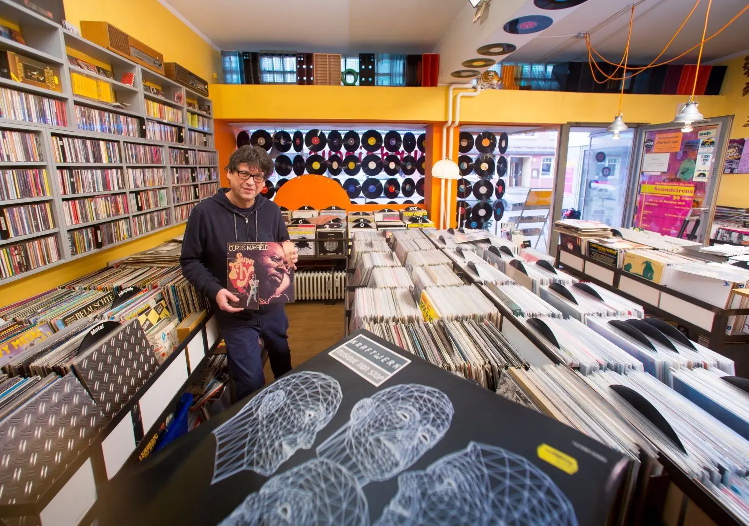 Martin Maag an seinem Arbeitsplatz im Plattenladen Soundcircus.⇥