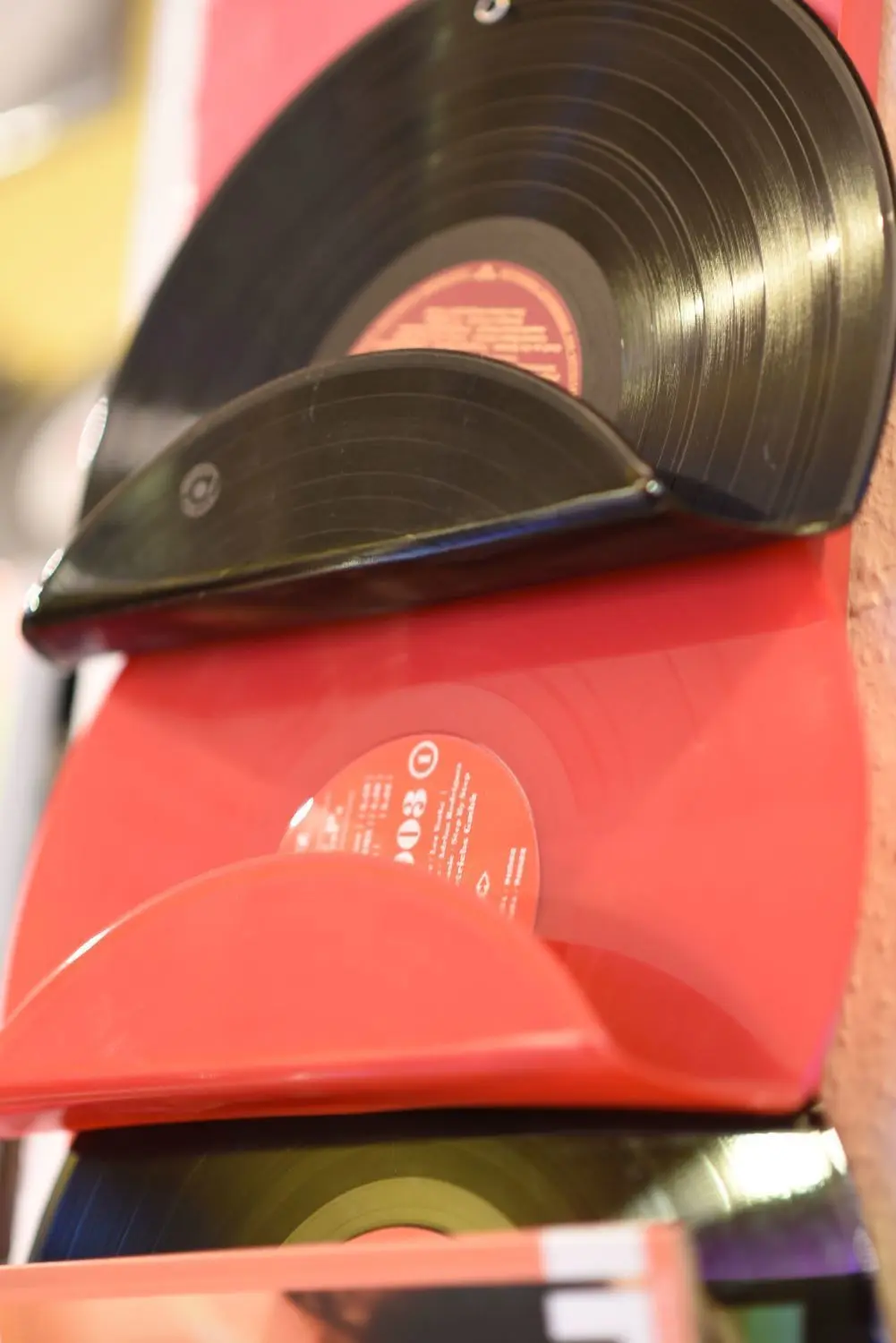 Farbiges Vinyl zweckentfremdet als Zeitschriftenhalter.⇥