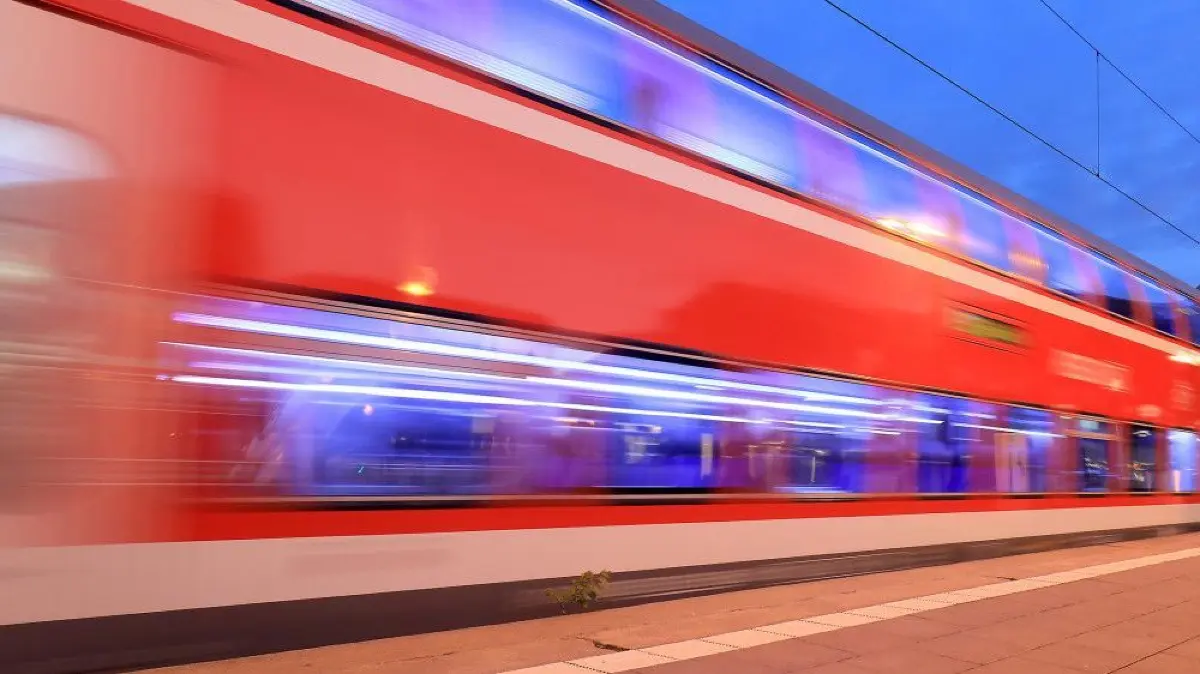 Die Debatte um den RE-Halt in Erbach beschäftigt auch die Gemeinderäte in Erbach. (Symbolbild)
ARCHIV - 16.11.2017, Sachsen-Anhalt, Halle: Ein Regionalzug fährt aus dem Hauptbahnhof in Halle/Saale. Für den Abschluss der Modernisierungsarbeiten am Hauptbahnhof in Halle wird am Donnerstag dort ein Großteil des Zugverkehrs stillgelegt.(zu dpa «Viertägige Sperrungen am Hauptbahnhof Halle beginnen») Foto: Peter Gercke/dpa-Zentralbild/dpa +++ dpa-Bildfunk +++