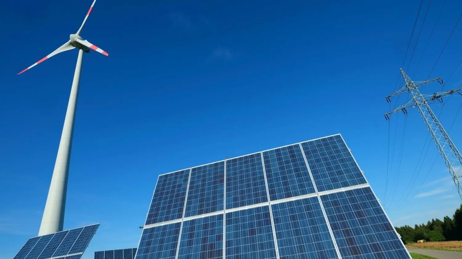 Windrad und Fotovoltaikanlage auf der Erddeponie Peterzell im Naturpark Schwarzwald Mitte/Nord, Alpirsbach. Für Burladingen sind drei Windparks im Genehmigungsverfahren angelangt. 2024 könnte Baubeginn, 2025 Inbetriebnahme sein. In Trochtelfingen wollen es Bürgerinitiativen bei sich nicht so weit kommen lassen. ⇥