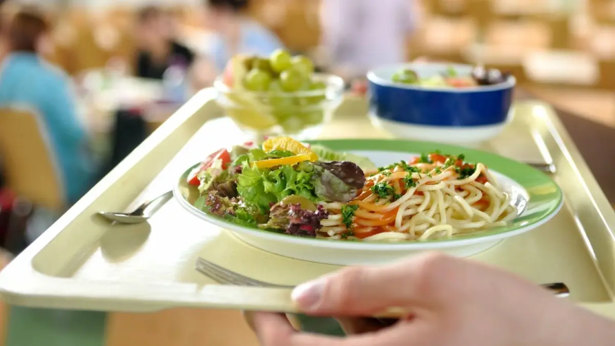 Das Schulessen in Cottbus: Immer mehr Schüler wählen es ab. (Symbolfoto)
Menü in der Mensa Schulmensa Essen. Download am 27.1.23 für Hohenloher Tagblatt, Crailsheim. Foto: © Gerhard Seybert/adobe.stock.com