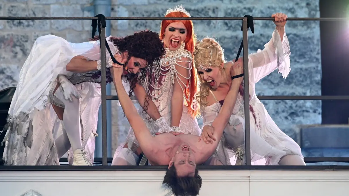 Jetzt wird zugebissen: das Musical „Dracula“ auf der Ulmer Wilhelmsburg.