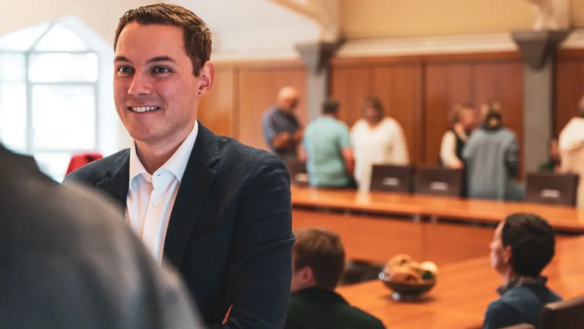 Eningens Bürgermeister Eric Sindek stellte dem Gemeinderat am Donnerstagabend den Ergebnishaushalt vor (Archivfoto).⇥
Eric Sindek an seinem ersten Arbeitstag als Bürgermeister von Eningen unter Achalm. Er nutzte gleich am Morgen die Zeit, um sich seinen neuen Kolleginnen und Kollegen vorzustellen und mit allen ins Gespräch zu kommen.