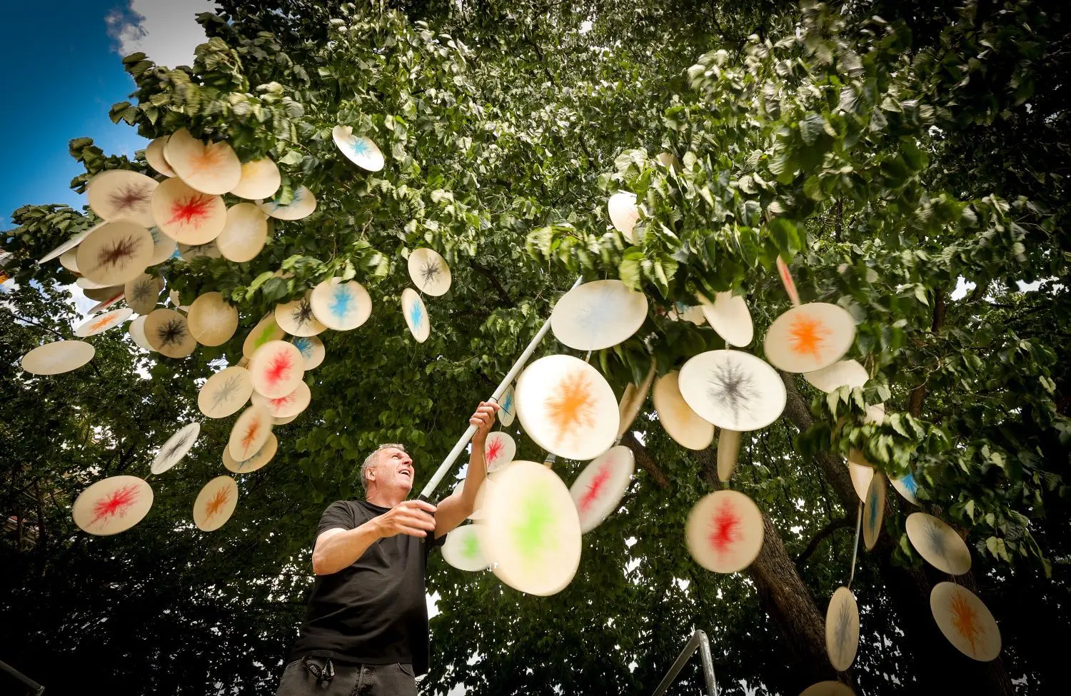 Inspiriert vom „Garten der Lüste“ – und nur auf den ersten Blick blumig: Der in Frankreich geborene Patrick Nicolas beim Aufbau seiner Installation im Rosengarten.⇥