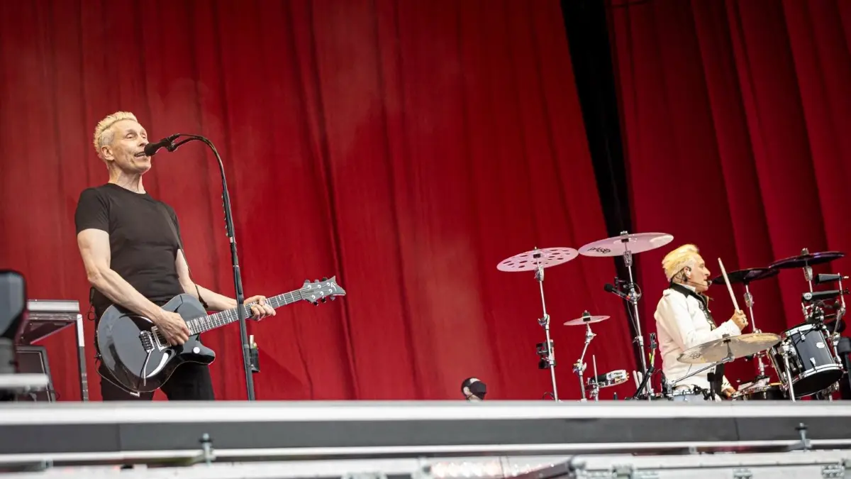 „Die Ärzte“ sind einer der Headliner auf dem Hurricane 2023. Wann findet das Festival statt? Was ist vom Lineup noch bekannt? Headliner, Datum, Tickets und Co. – Alle Infos zum Festival im Überblick.
Farin Urlaub (l) und Bela B (r) von der Band «Die Ärzte» stehen beim Auftakt-Konzert ihrer «Buffalo Bill in Rom Tour 2022» auf der Bühne. +++ dpa-Bildfunk +++