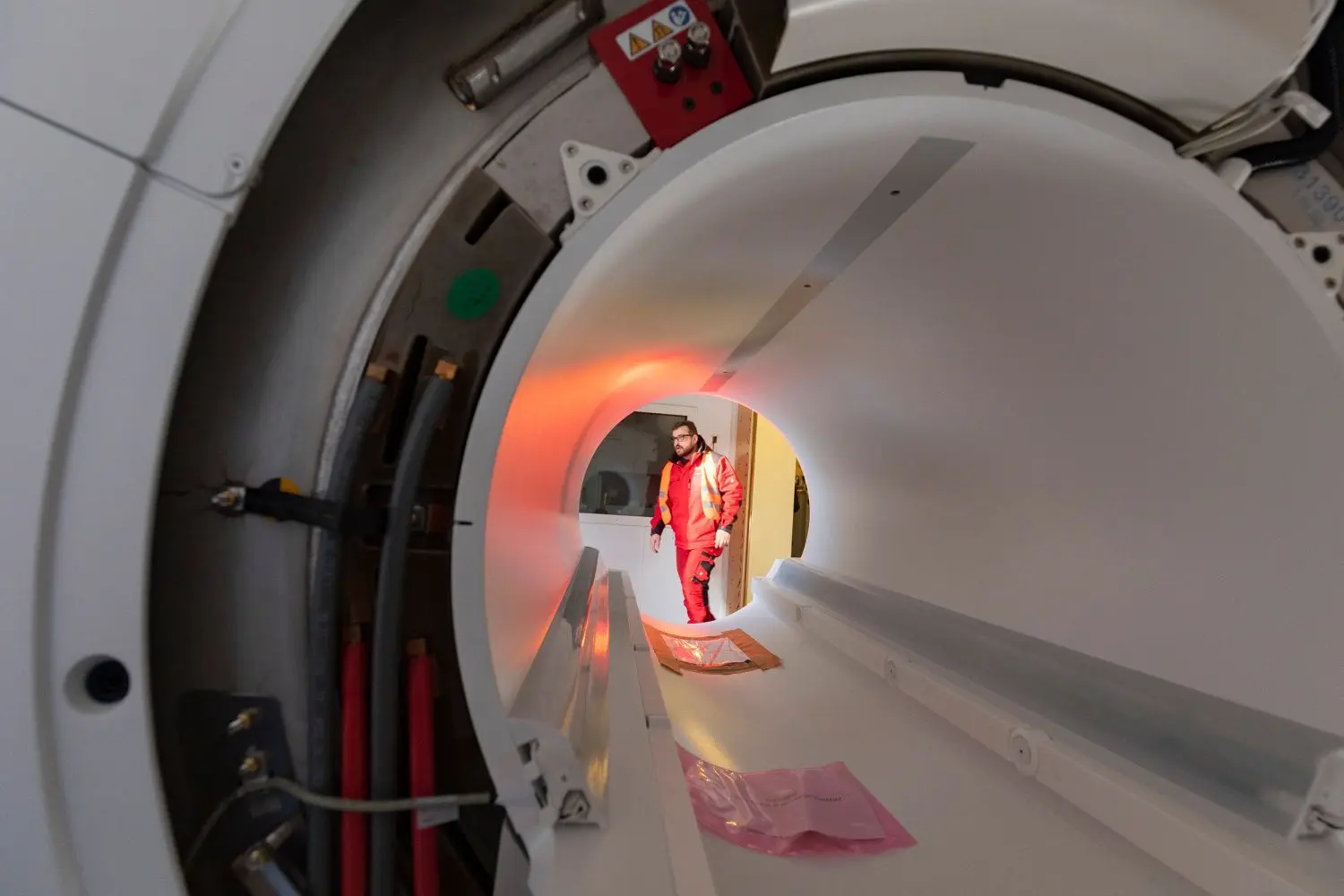 Blick in die „Röhre“: Die Patientenöffnung des neuen Kernspintomografen von Siemens hat einen Durchmesser von 70 Zentimetern. Das sind zehn Zentimeter mehr als beim alten Modell. LED-Leisten vertreiben während der Untersuchung die Dunkelheit.