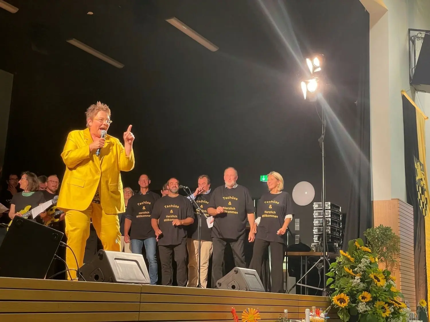 Großer Chor auf der Bühne: Amtierende und frühere Stadt- und Ortschaftsräte, städtische Mitarbeiterinnen und Mitarbeiter sowie die Freibadfreunde singen eine Version von "Skandal im Sperrbezirk" - und begeistern damit. Am Mikrofon überzeugt Karin Friedle-Unger.