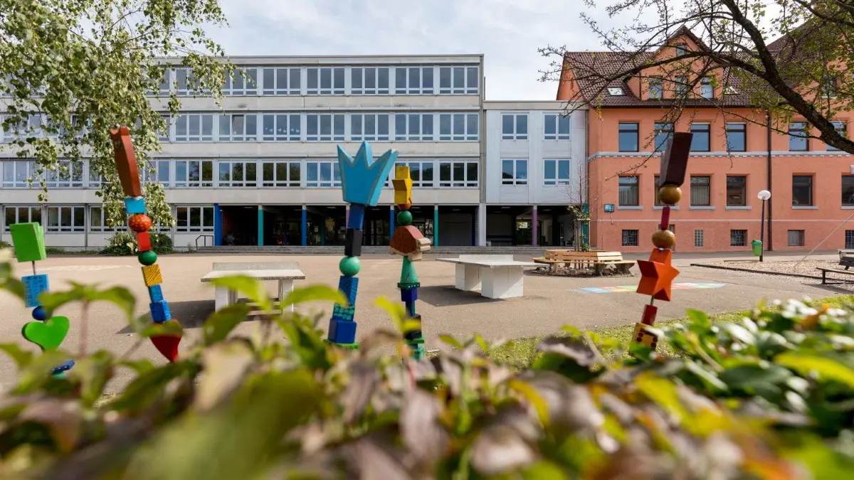 Vor wenigen Wochen wurde Rainer Hagmeyer als Rektor der Gottfried-von-Spitzenberg-Schule in Kuchen in den Ruhestand verabschiedet. Wer ihm nachfolgt, steht noch nicht fest. Das Bewerbungsverfahren geriet ins Stocken. ⇥
Kuchen - Gottfried-von-Spitzenberg-Schule