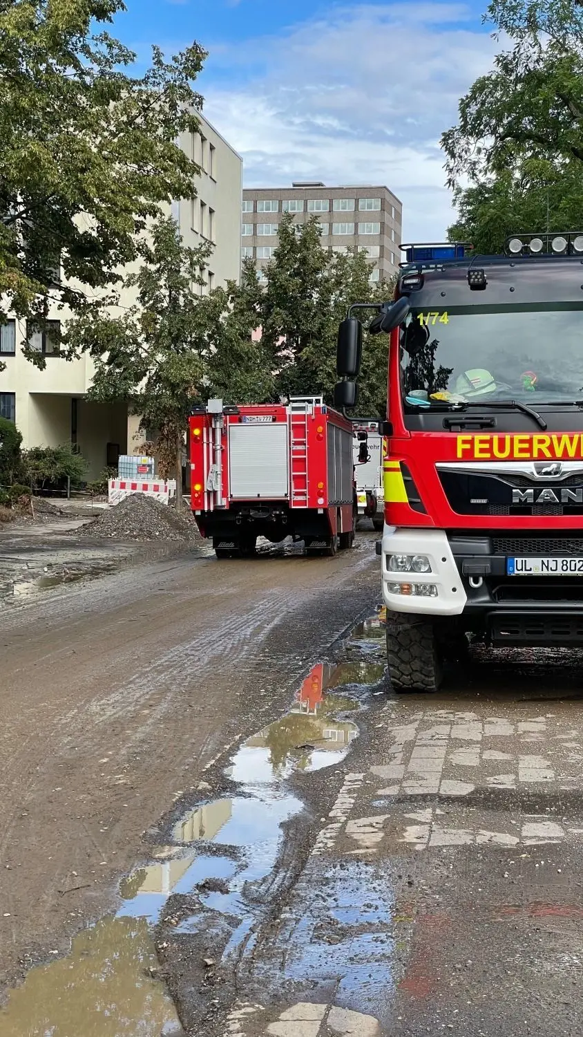 Der Gerätewagen Transport (GW-T, rechts) der Feuerwehr Oberstadion im Schadensgebiet.