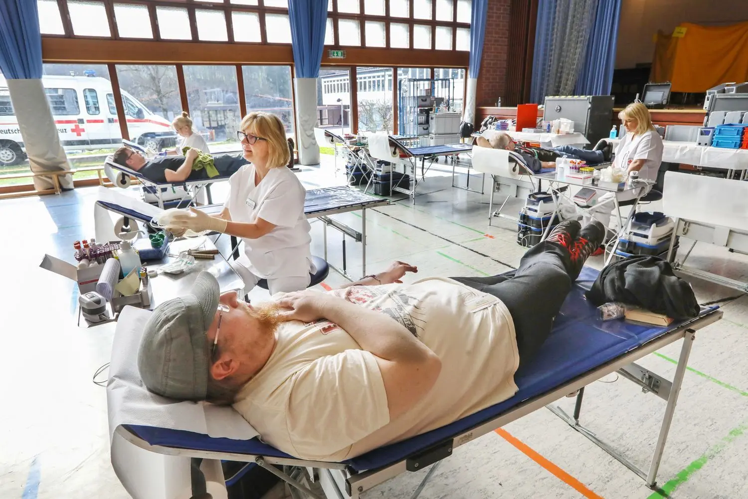 Beim Blutspenden in Vellberg in der Stadthalle Talheim hat der DRK-Blutspendedienst trotz Corona viel zu tun. Viele Erstspender kommen.