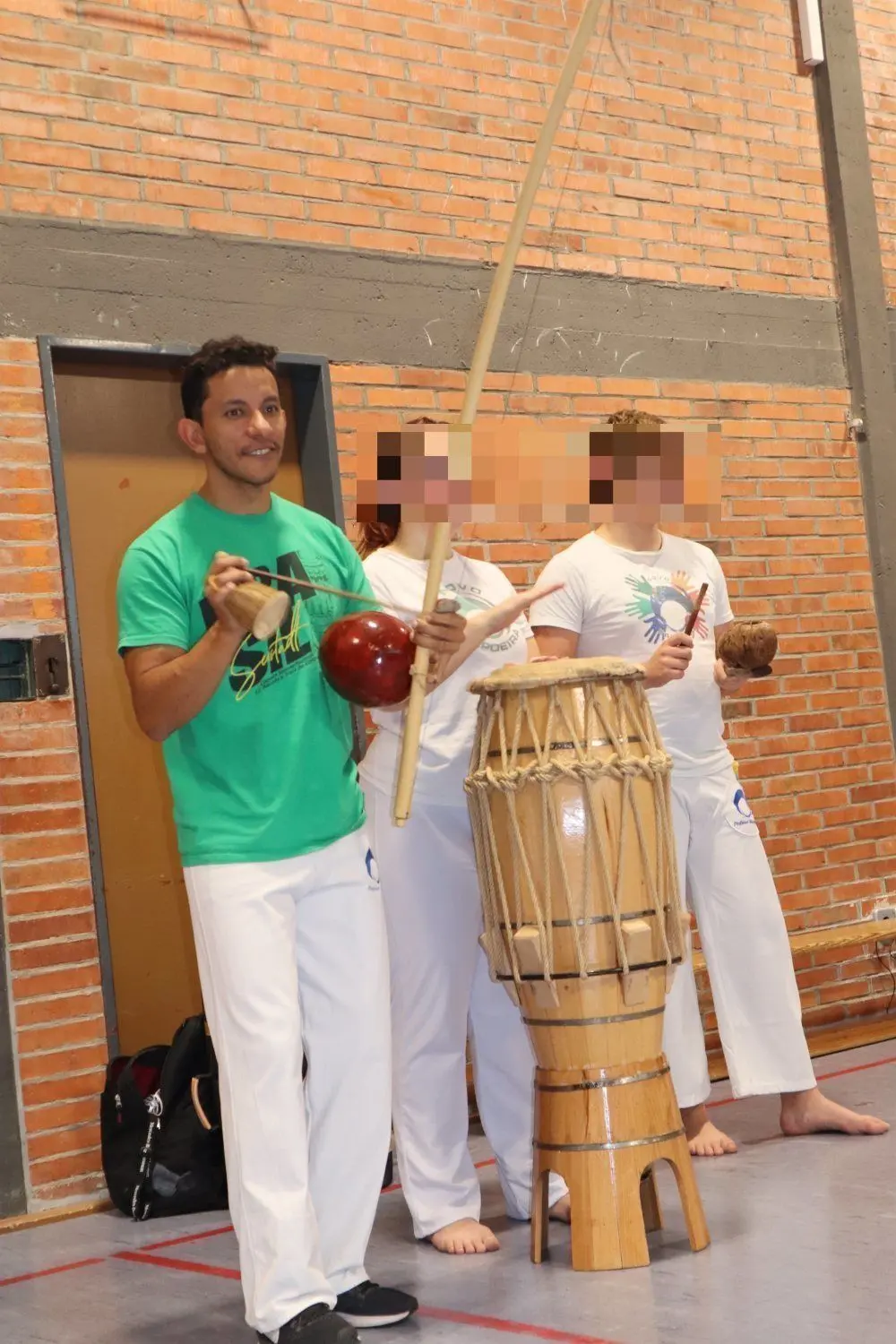 Der Meister in Sachen Capoeira: Trainer Marcos Cesar Silva gibt den Takt in der Gruppe an.⇥