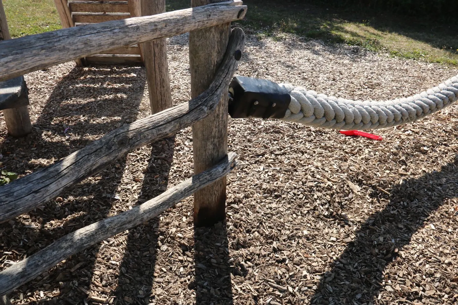 Unbekannte legen ein Feuer auf dem Spielplatz am Ostring in Crailsheim.