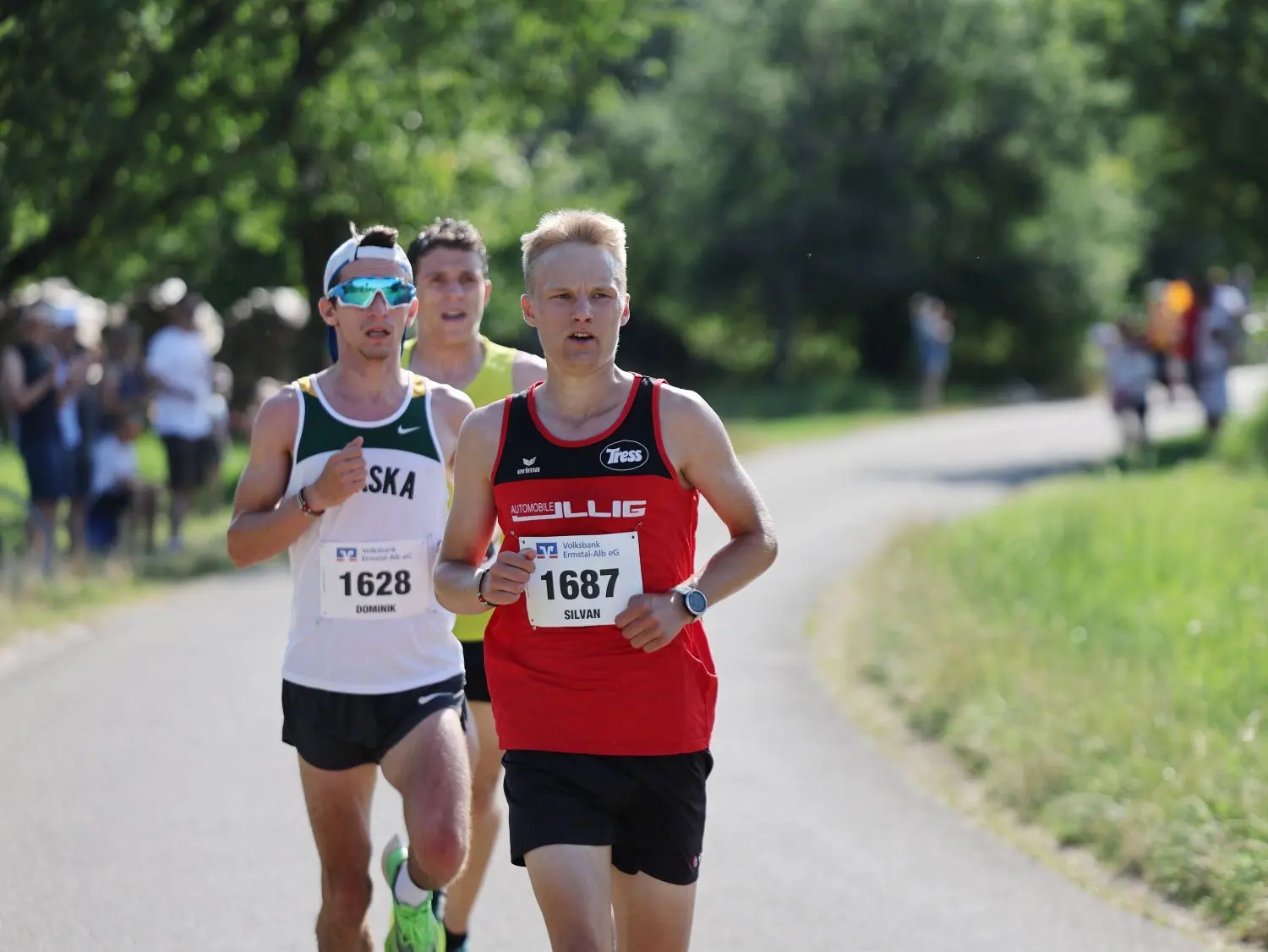 Silvan Rauscher musste sich bis ins Ziel der Attacken von Dominik Notz und Julian Gering erwehren – und hat es geschafft.