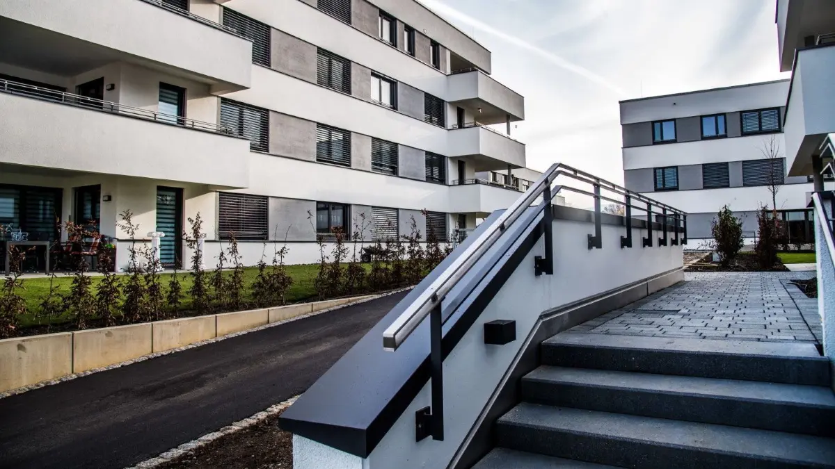 Im Göppinger Bodenfeld ist in jüngster Vergangenheit bezahlbarer Wohnraum entstanden. Die Wohnbau hat auch jetzt wieder mit dem Bau weiterer Einheiten begonnen.
Bezahlbarem Wohnraum Wohngebiet im Bodenfeld neben dem Freibad