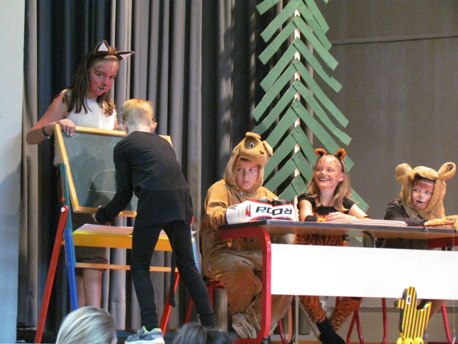 Die Schüler der Kochertal-Grundschule führen für ihre neuen Mitschüler ein Singspiel auf.⇥