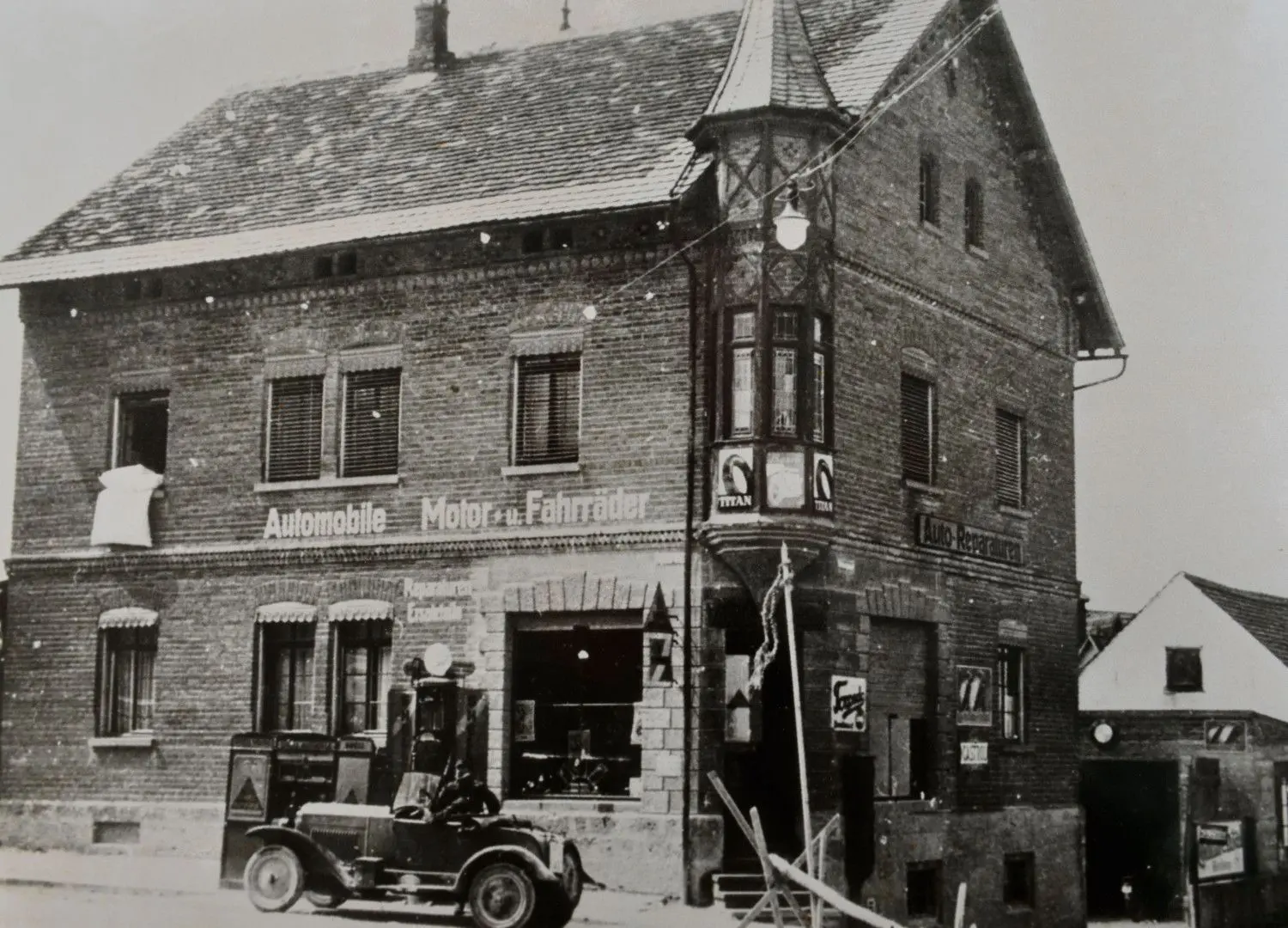 Autohaus und frühe Tankstelle: So hat das Gebäude Spitalstraße 2 im vorigen Jahrhundert ausgesehen.⇥