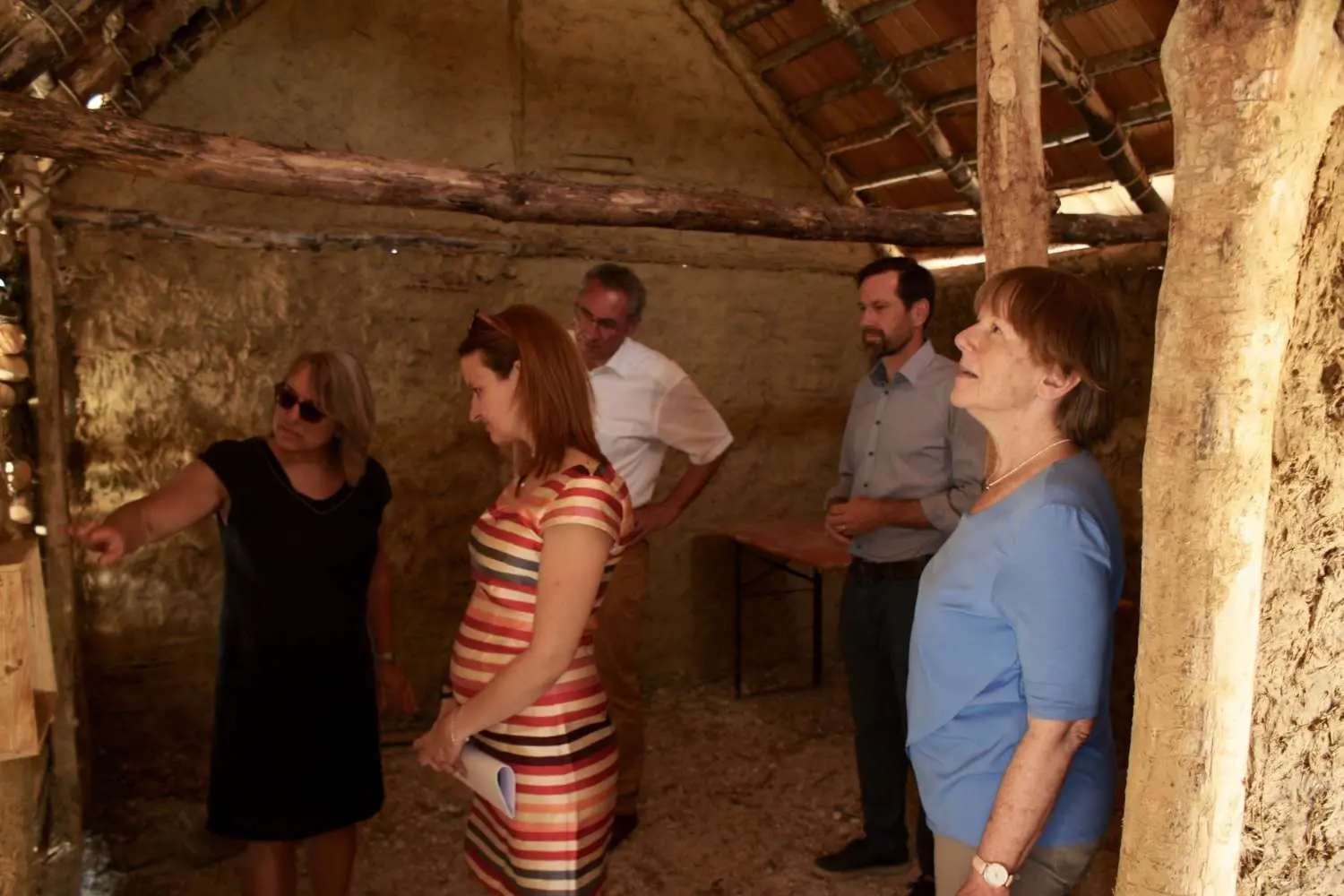 Besuch von Ronja Kemmer im Steinzeitdorf Ehrenstein in Blaustein.