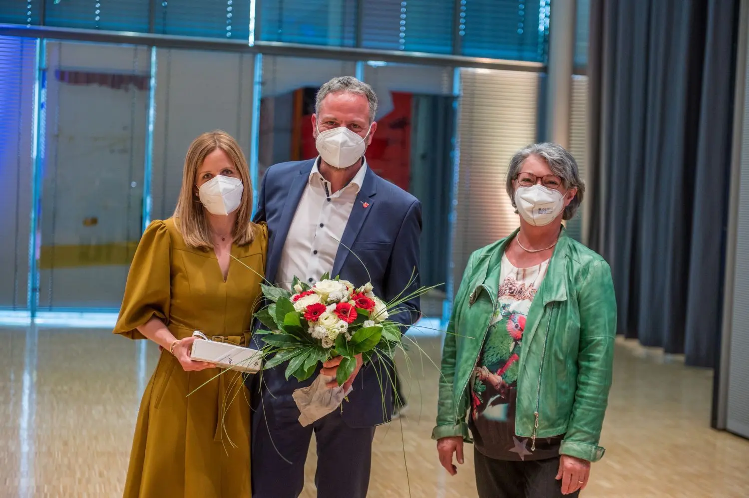 Blumen in den Uhinger Farben überreichte die stellvertretende Bürgermeisterin Susanne Widmaier dem Amtsinhaber.