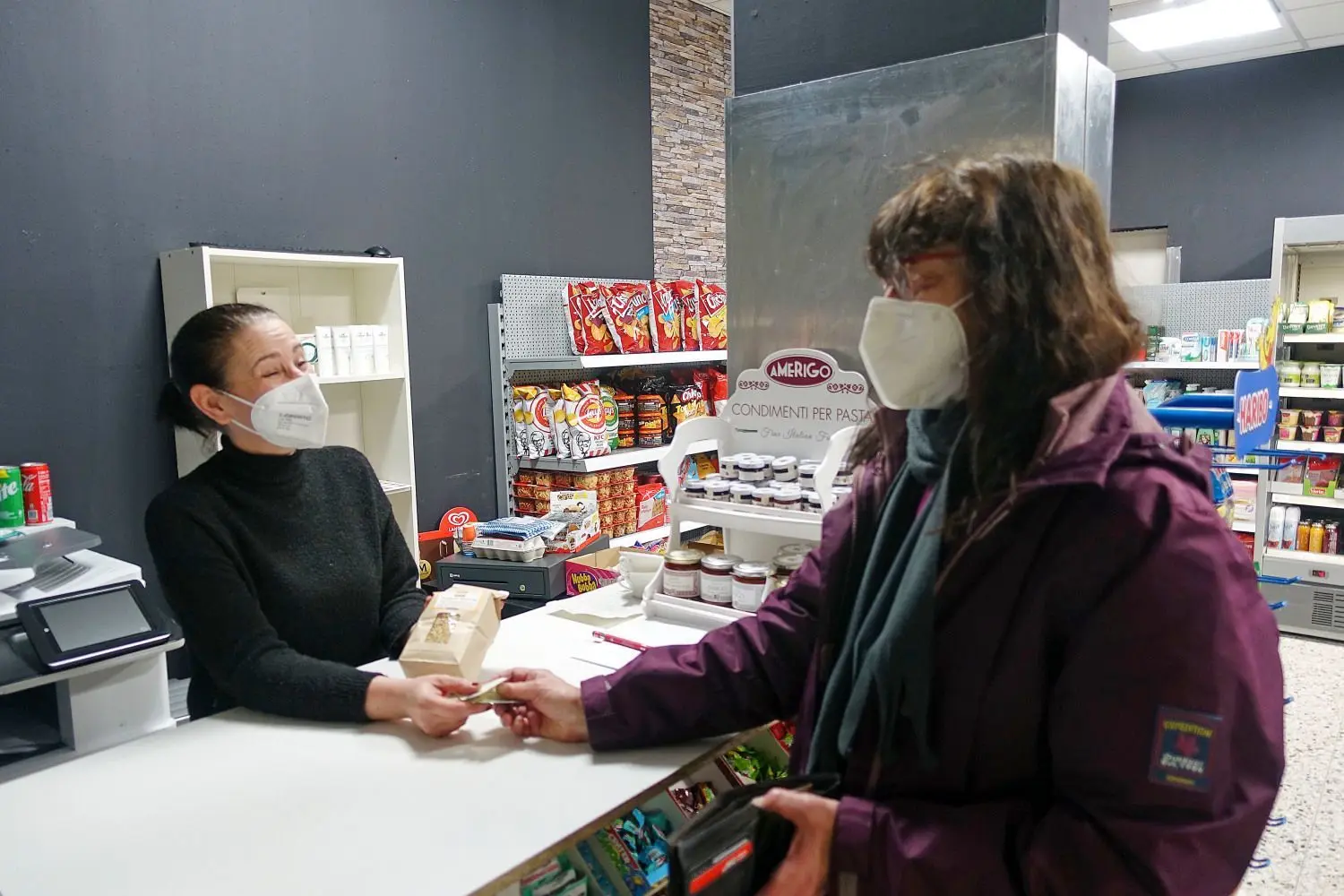 Selbst beim Kassieren findet Stephanie Stiehl (links) noch Zeit für einen kleinen Plausch mit den Kunden.