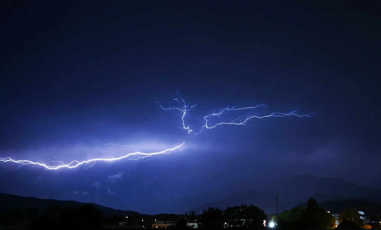 Schwere Gewitter und Starkregen haben in Baden-Württemberg für einen ungemütlichen Start ins Wochenende gesorgt.