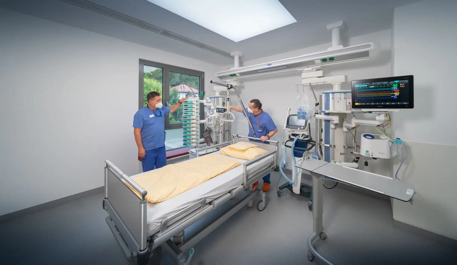 Stationsleiter Sascha Müßigmann und Dr. Frank Weißer zeigen die neue Intensivstation am Gesundheitszentrum Blaubeuren. Gestern wurden die ersten vier Patienten in die neuen Räume verlegt.⇥