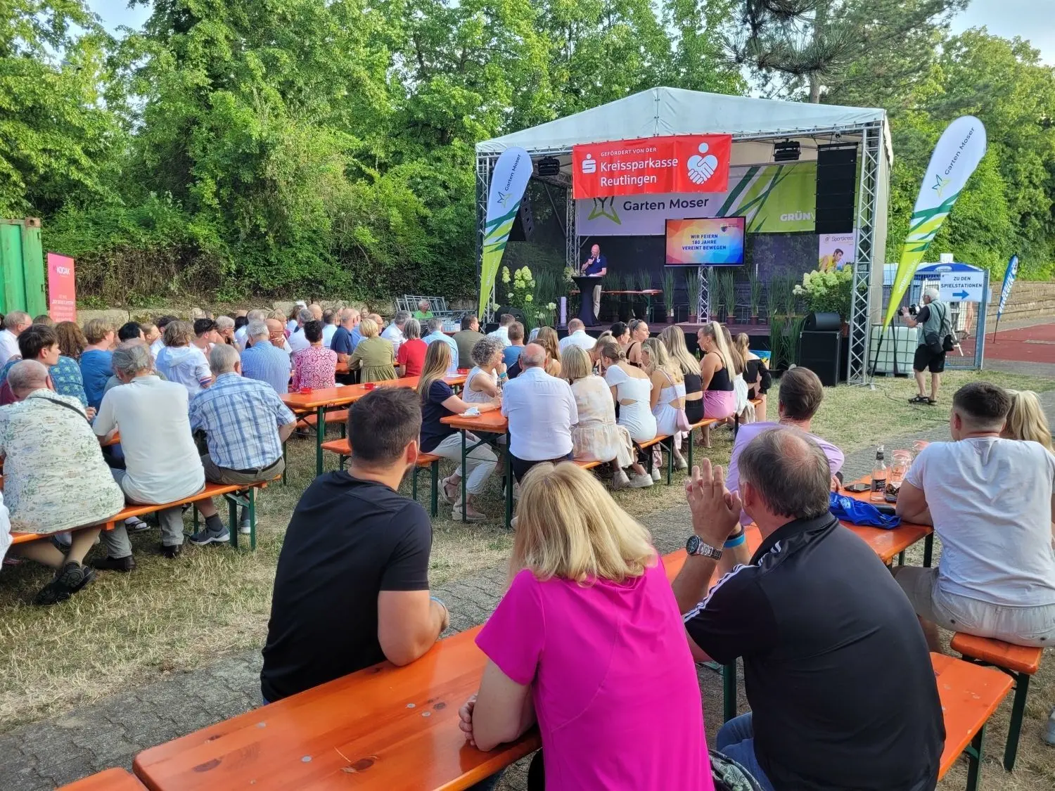 Der „Sportler des Jahres 2022“: Ben Bayer (oberes Bild, Mitte). Das Vereinsfest der TSG sorgte für einen würdigen Rahmen (Bild unten).
