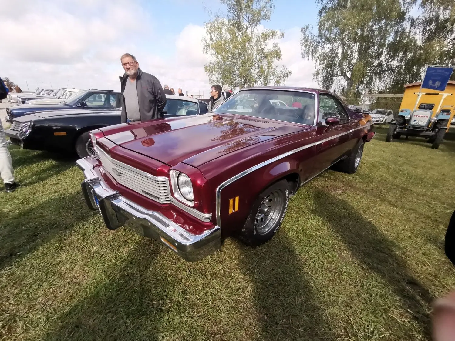 Ein Programmpunkt, der stets viele Menschen anlockt: das Oldtimertreffen mit glänzend polierten Schönheiten.