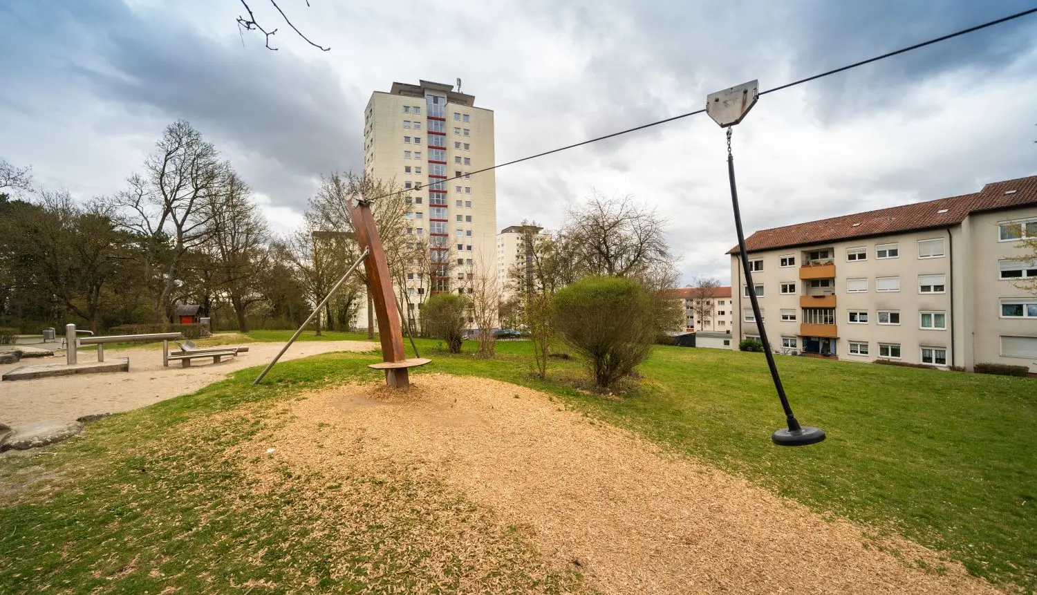 Die Seilbahn ist beliebt auf dem Spielplatz Unterer Eselsberg im Burgunder Weg. Anwohner wünschen sich dort noch Elemente zum Klettern.
