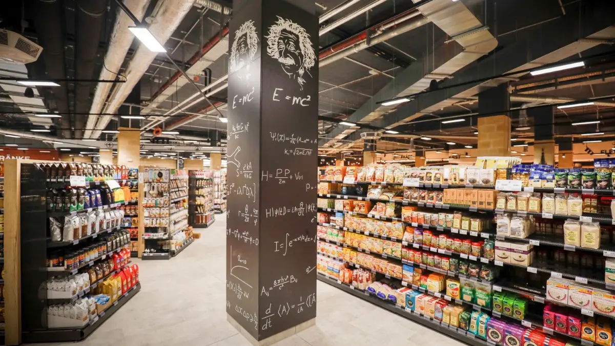 Aug’ in Aug’ mit Albert Einstein: Das Konterfei des Nobelpreisträgers erinnert an sein Geburtshaus an dieser Stelle.
Edeka, Sedelhöfe: Betreiber Herr Dörflinger führt durch den Laden