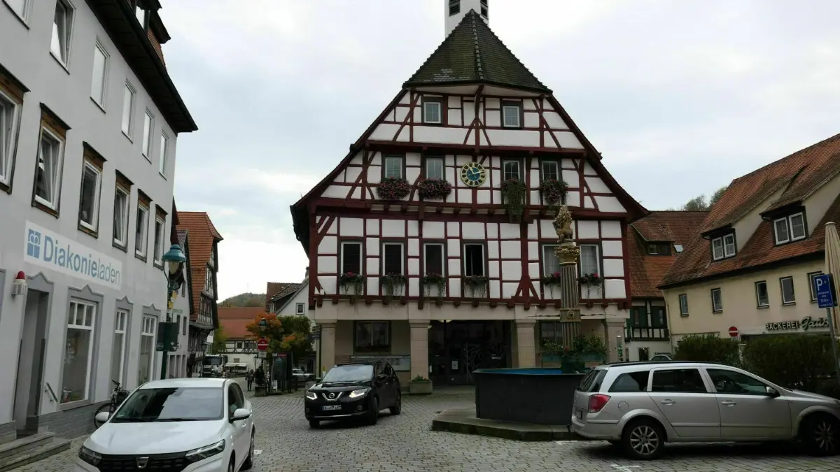Auch künftig wird es vor dem Blaubeurer Rathaus durchfahrende und parkende Autos geben. Eine Verlängerung der Fußgängerzone Richtung Blautopf soll es erst einmal nicht geben.