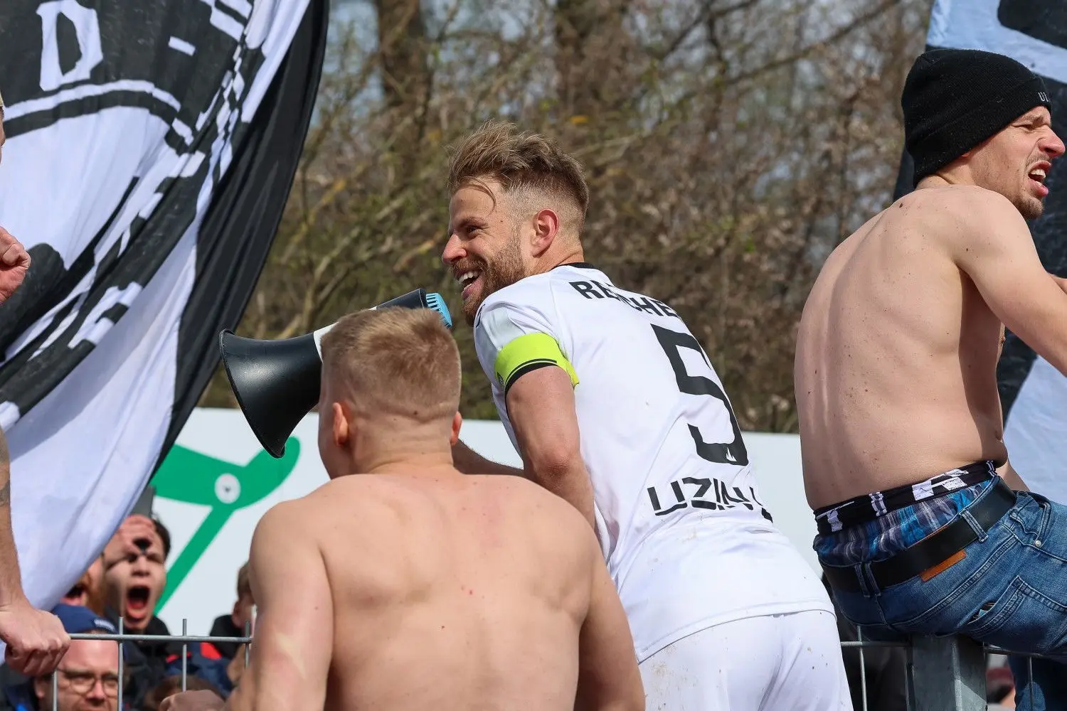 Die Mannschaft um Kapitän Johannes Reichert feierte den 2:0-Sieg in Balingen mit den mitgereisten Ulmer Fans.