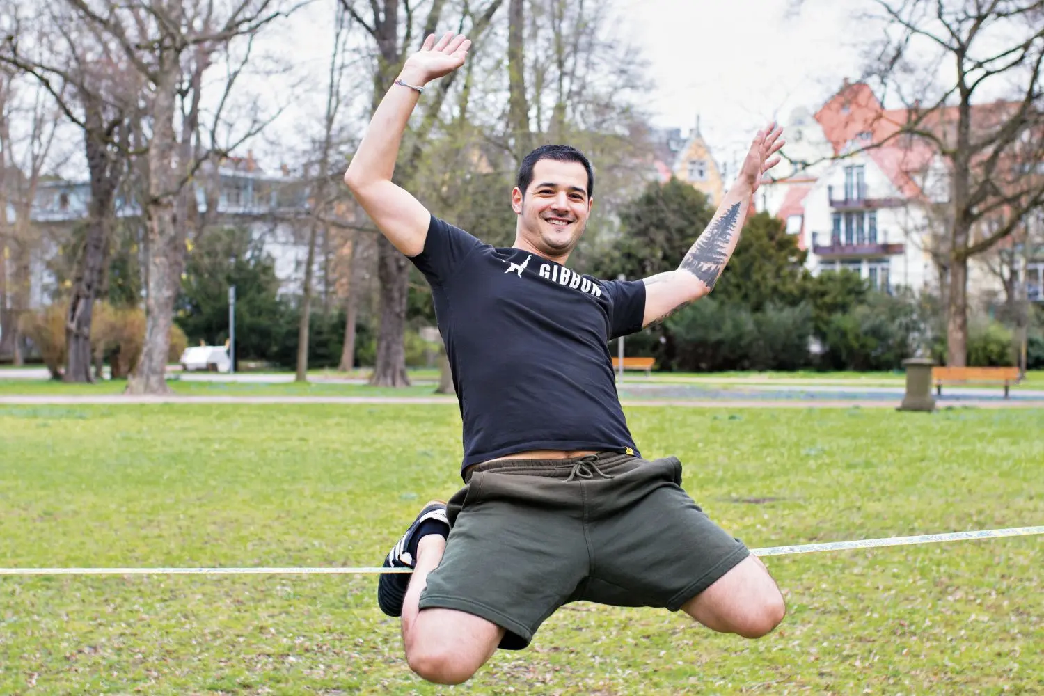 Tobias Basler wurde 2015 Deutscher Meister im Tricklining. Gleich gibt es ein paar Tricks mit Salto. „Wenn ich auf einem Contest bin, denke ich während eines Tricks bereits über den nächsten nach. Wenn die Leute mich anfeuern, dann bringt mich das voran.“