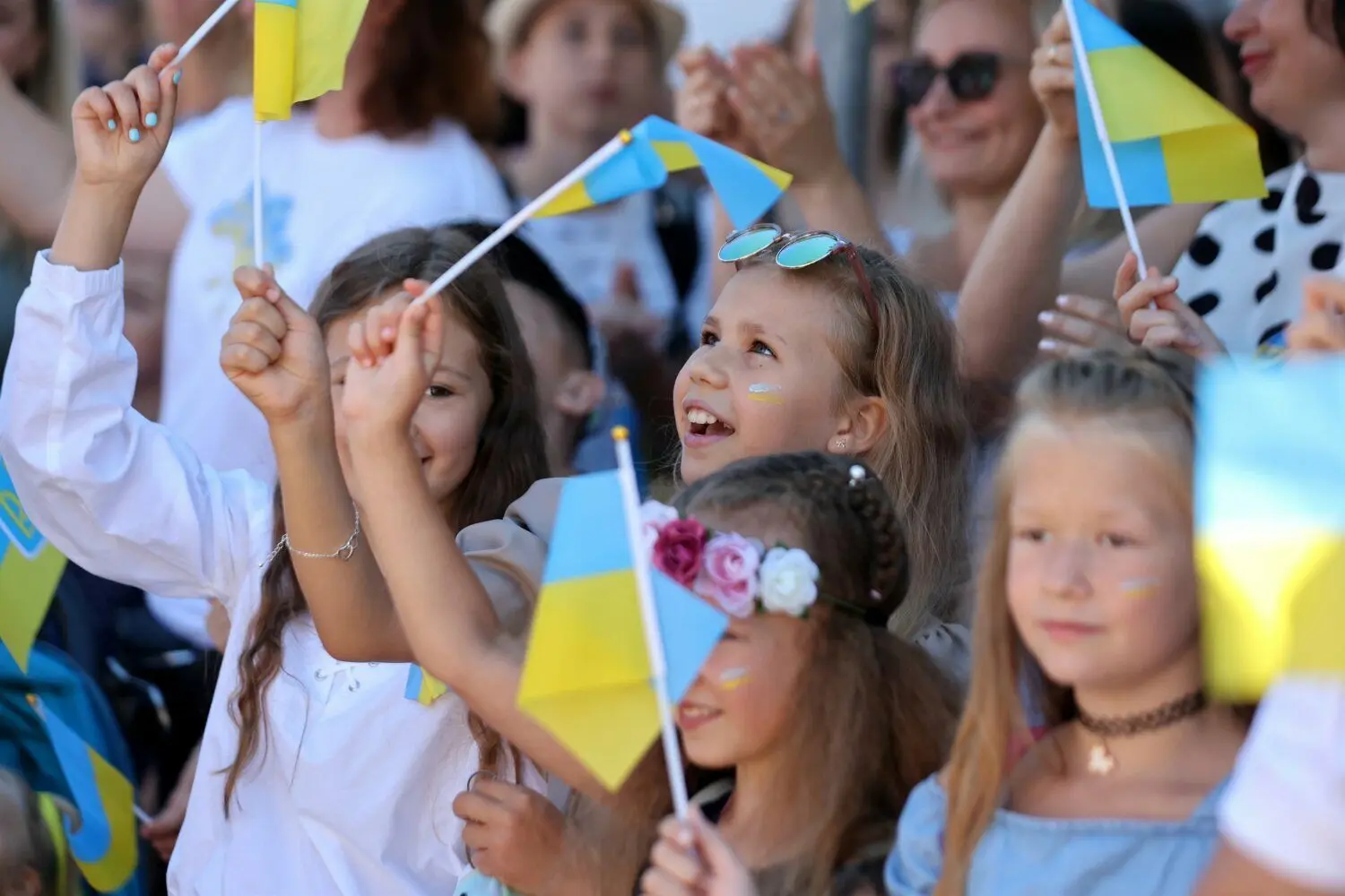 Geflüchtete Kinder aus der Ukraine haben sich in den Festzug eingereiht.