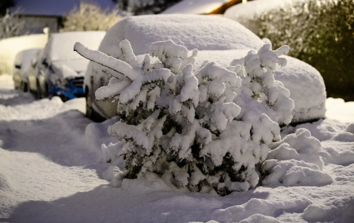 Der heftige Wintereinbruch führt in Bayern zu zahlreichen Behinderungen.