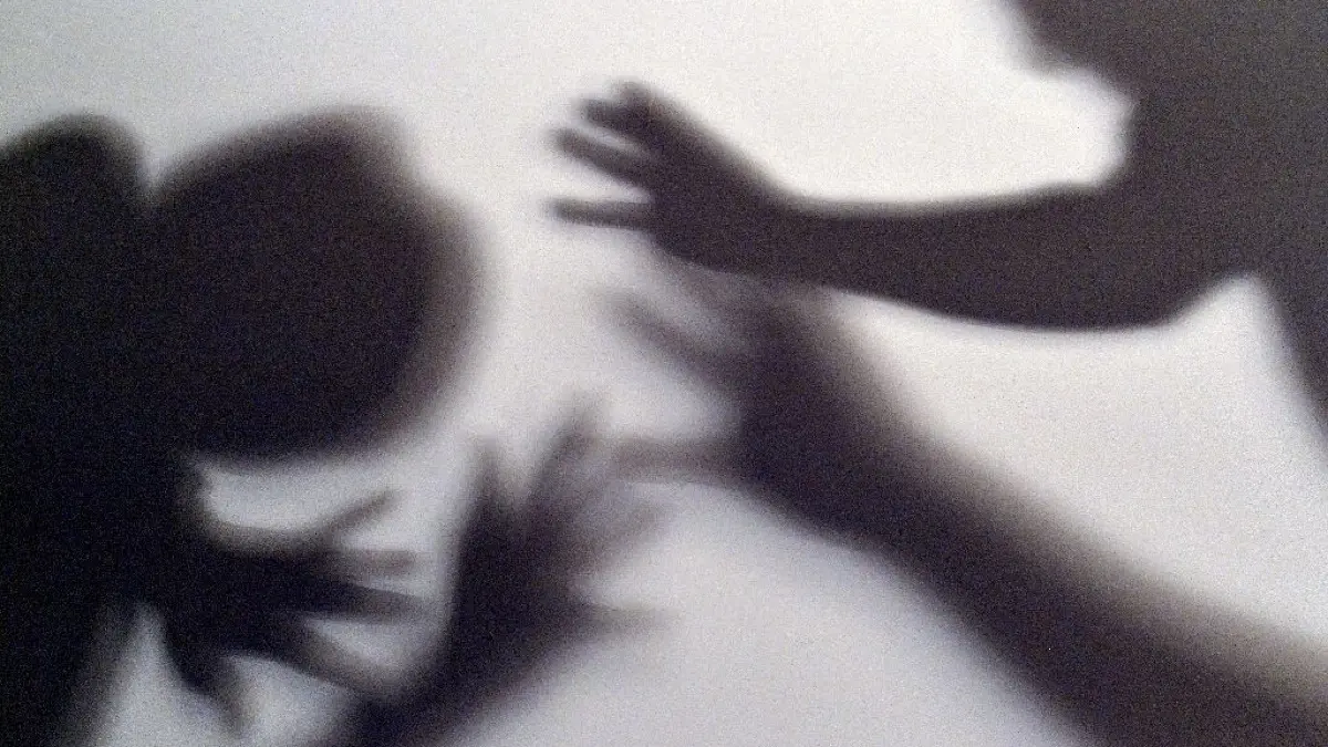 Ein junger Mann wurde in Neuruppin überfallen. (Symbolbild)
ARCHIV - ILLUSTRATION - Gestelltes Bild zum Thema häusliche Gewalt: Schatten sollen symbolisieren, wie ein Kind versucht, sich am 07.06.2016 in Berlin vor der Gewalt eines Erwachsenen zu schützen. Die Hinweise auf Kindeswohlgefährdung haben in Hamburg 2016 im Vergleich zum Vorjahr um 23,4 Prozent zugenommen. Das entspricht rund 2600 Fällen mehr, teilte die Hamburger Sozialbehörde auf Anfrage der Deutschen Presse-Agentur mit. (zu dpa «Deutlicher Anstieg bei Hinweisen auf Kindeswohlgefährdung in Hamburg» vom 11.10.2017) Foto: Maurizio Gambarini/dpa +++(c) dpa - Bildfunk+++ | Verwendung weltweit