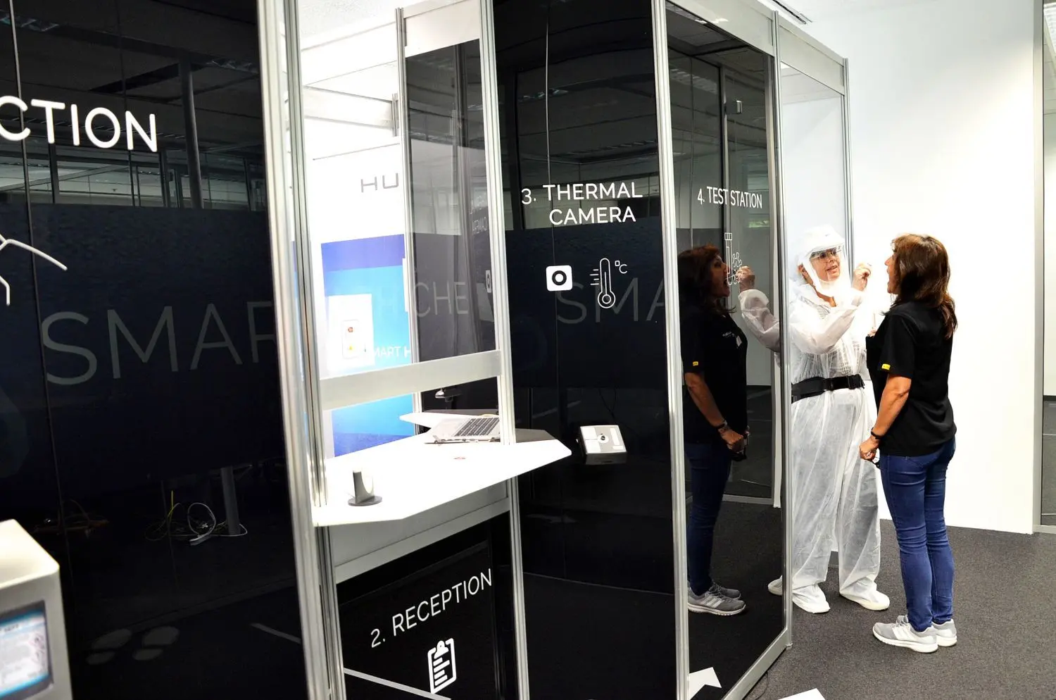 Nach Desinfektion, Datenerfassung und Identifikation mit dem Pass geht es in der von der Huber Group entwickelten Teststation zum Abstrich. Alles wird hier voll digitalisiert. ⇥