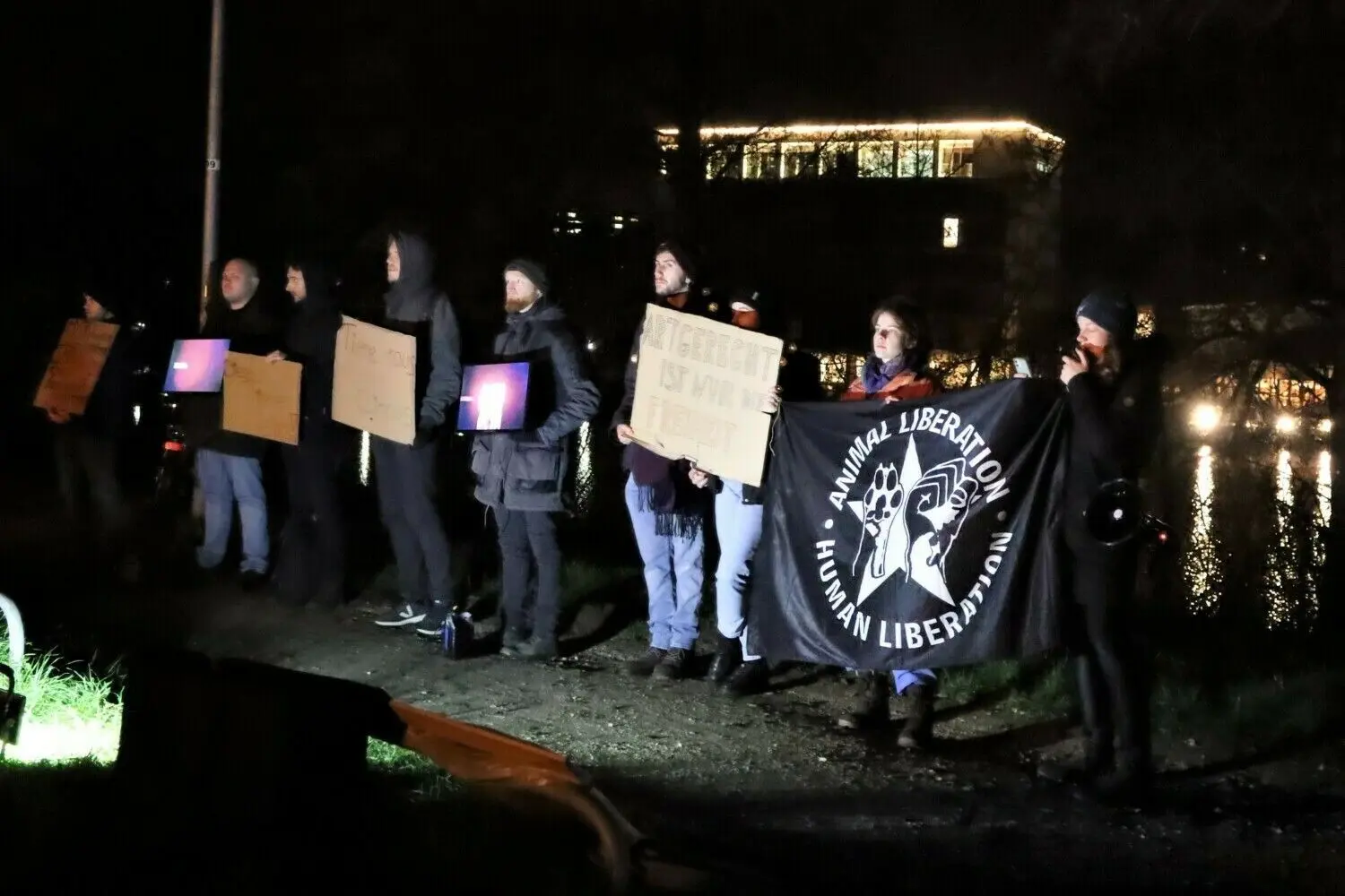 Demonstration der „Earthlings Ulm“ gegen den Einsatz von Tieren im Zirkus vor der Premiere in der Friedrichsau.