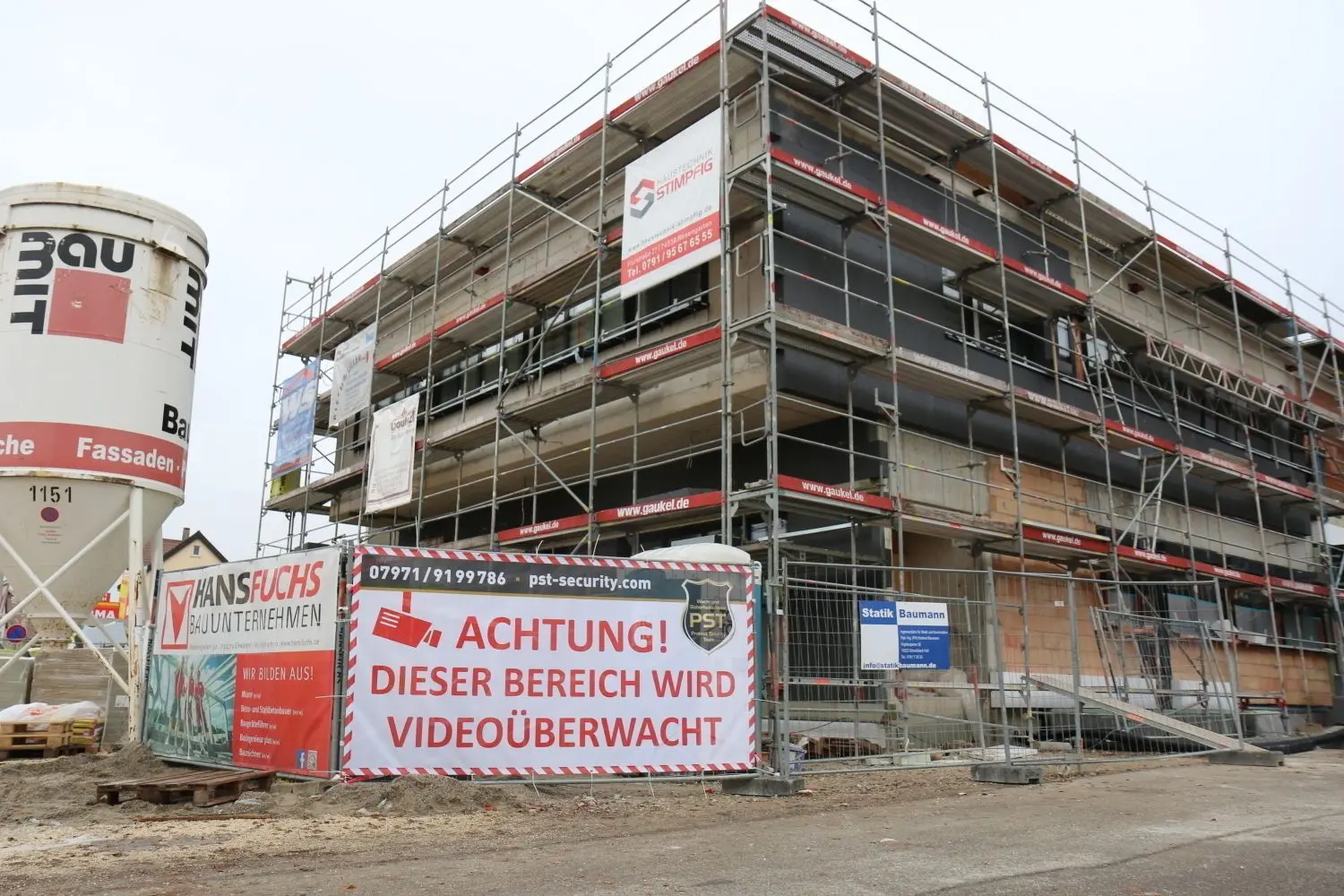 Ein großes Banner weist darauf hin: Als Reaktion auf die jüngsten Vandalismus-Fälle in der Gaildorfer Feuerwache lässt die Stadt das Gelände mit Kameras überwachen. ⇥