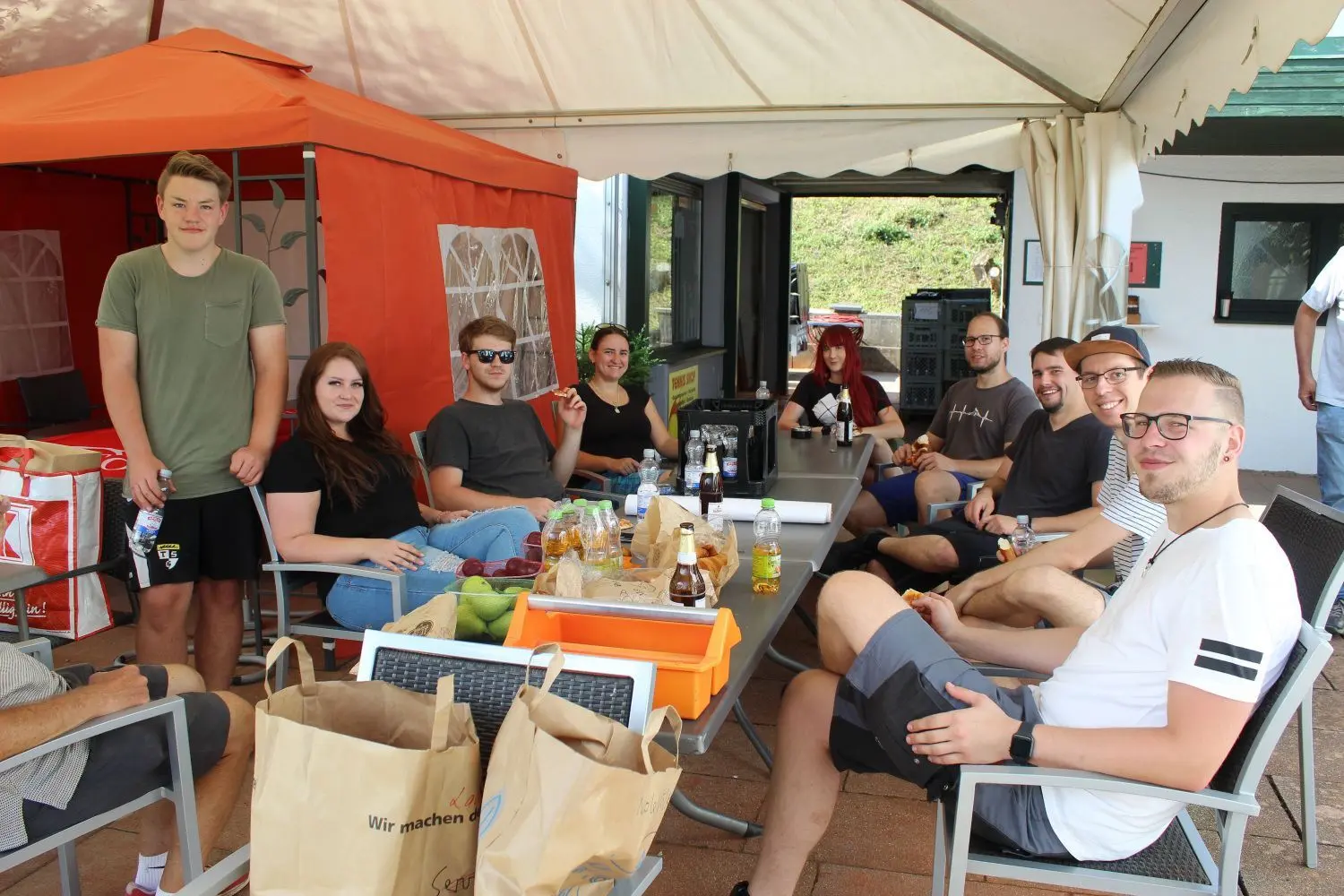 Wer gut schafft, darf auch essen und trinken: der Helfertrupp von den Hechinger Schragenhexen in der Arbeitspause auf der Tennisanlage im Weiher.⇥