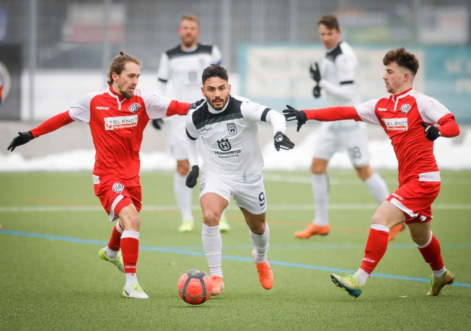 Zwei Aalener im roten Trikot können Burak Coban nicht bremsen.