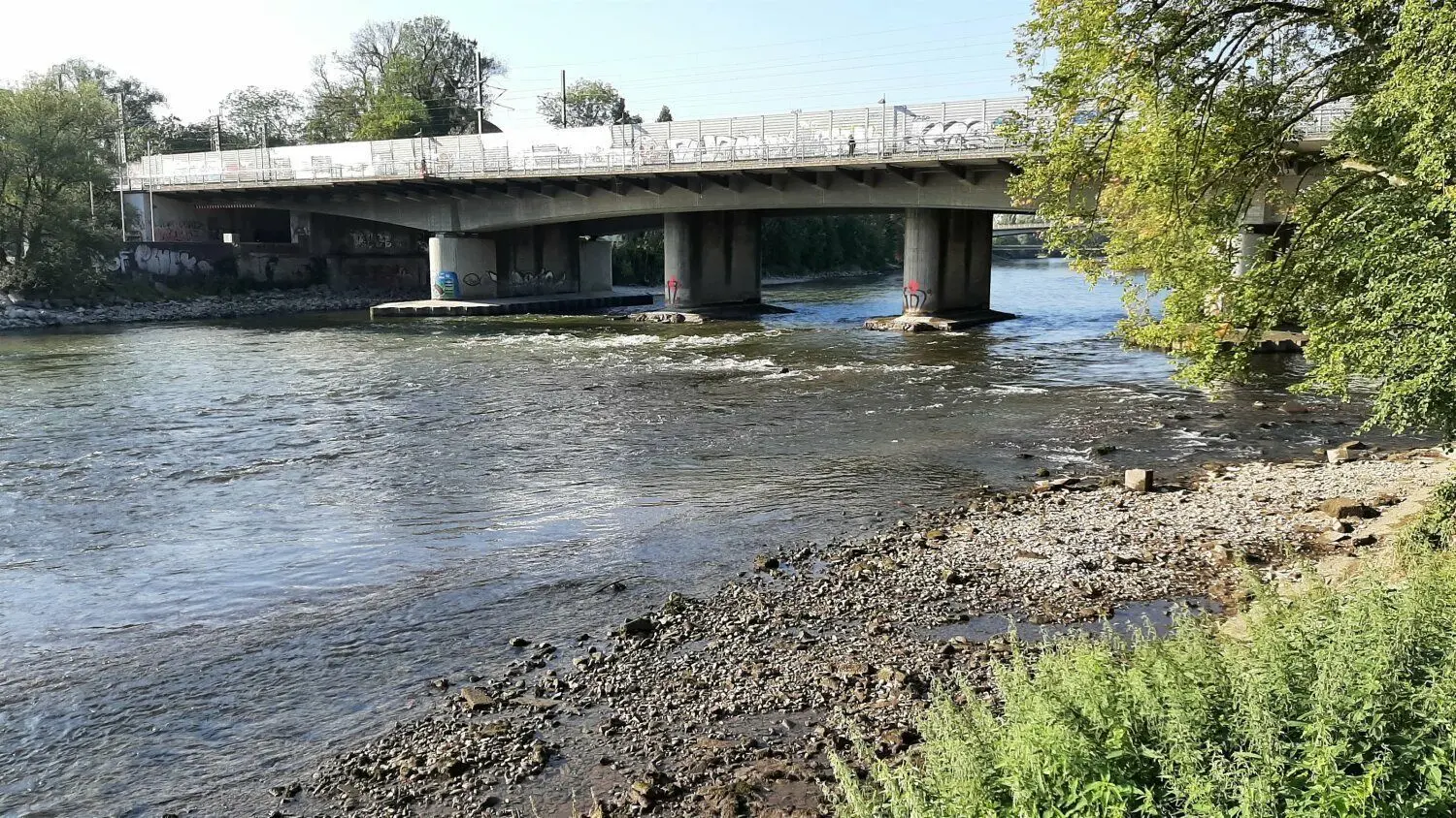 Die Strömung unter der Eisenbahnbrücke ist heftig geworden.