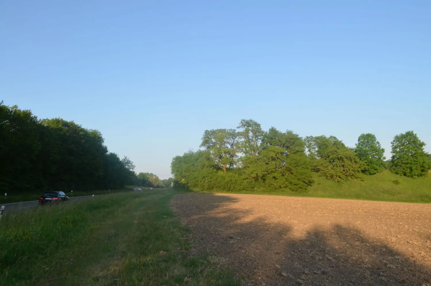 Einst spannte sich an dieser Stelle eine Brücke über die Bühlertalstraße. Rechts ist der Bahndamm zu erkennen.