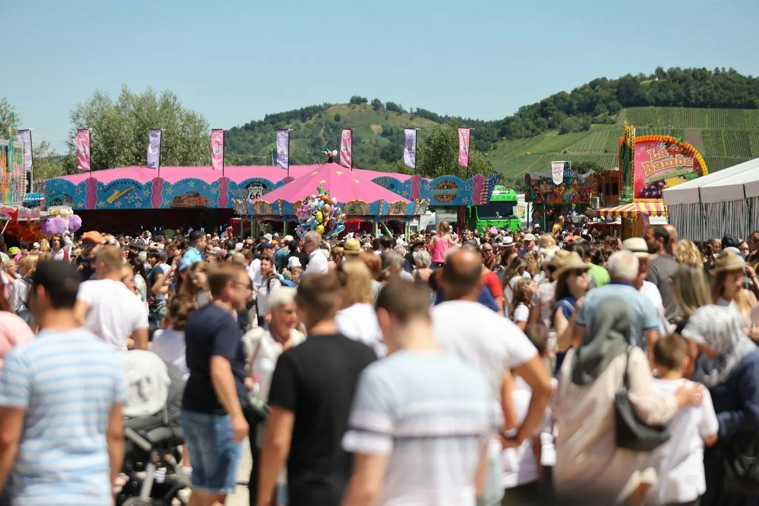 Viel los auf dem Rummelplatz. Die Fahrgeschäfte drehen sich, das Festzelt ist bis spät in die Nacht hinein geöffnet.