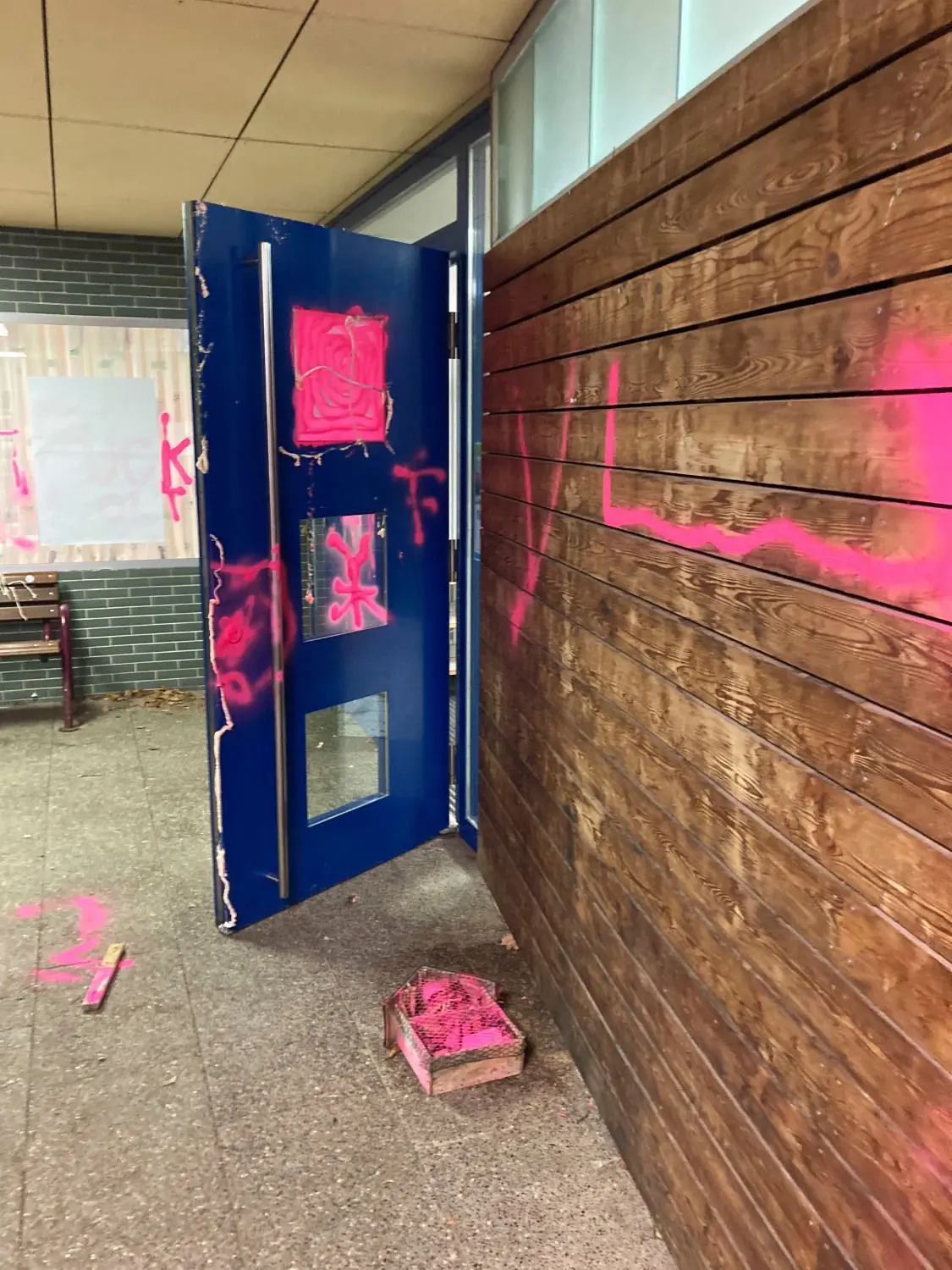 Treffelhausen - Schmierereien an der Grundschule⇥