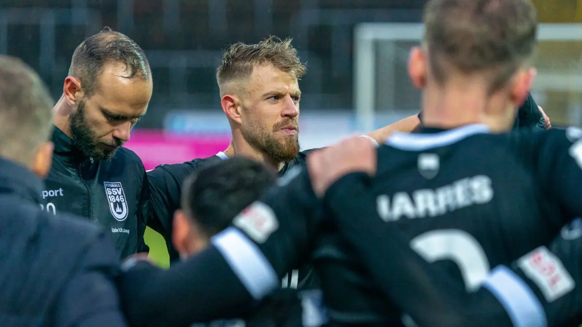 Nachdenkliche Gesichter bei der Nachbesprechung im Kreis: Torhüter Christian Ortag (links) und Kapitän Johannes Reichert.
Fussball SSV Ulm 5 JOHANNES REICHERT gegen Homburg