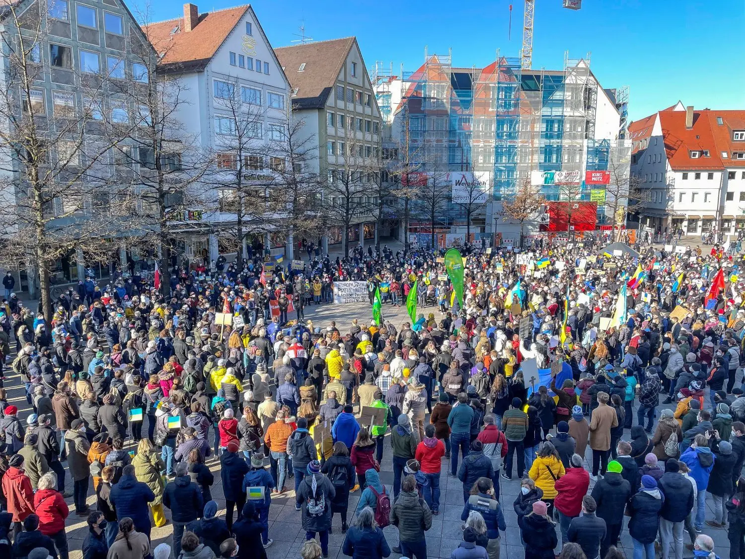 Kundgebung „Solidarität mit der Ukraine, gegen die russischen Anschläge“ am Sonntag auf dem Ulmer Münsterplatz.