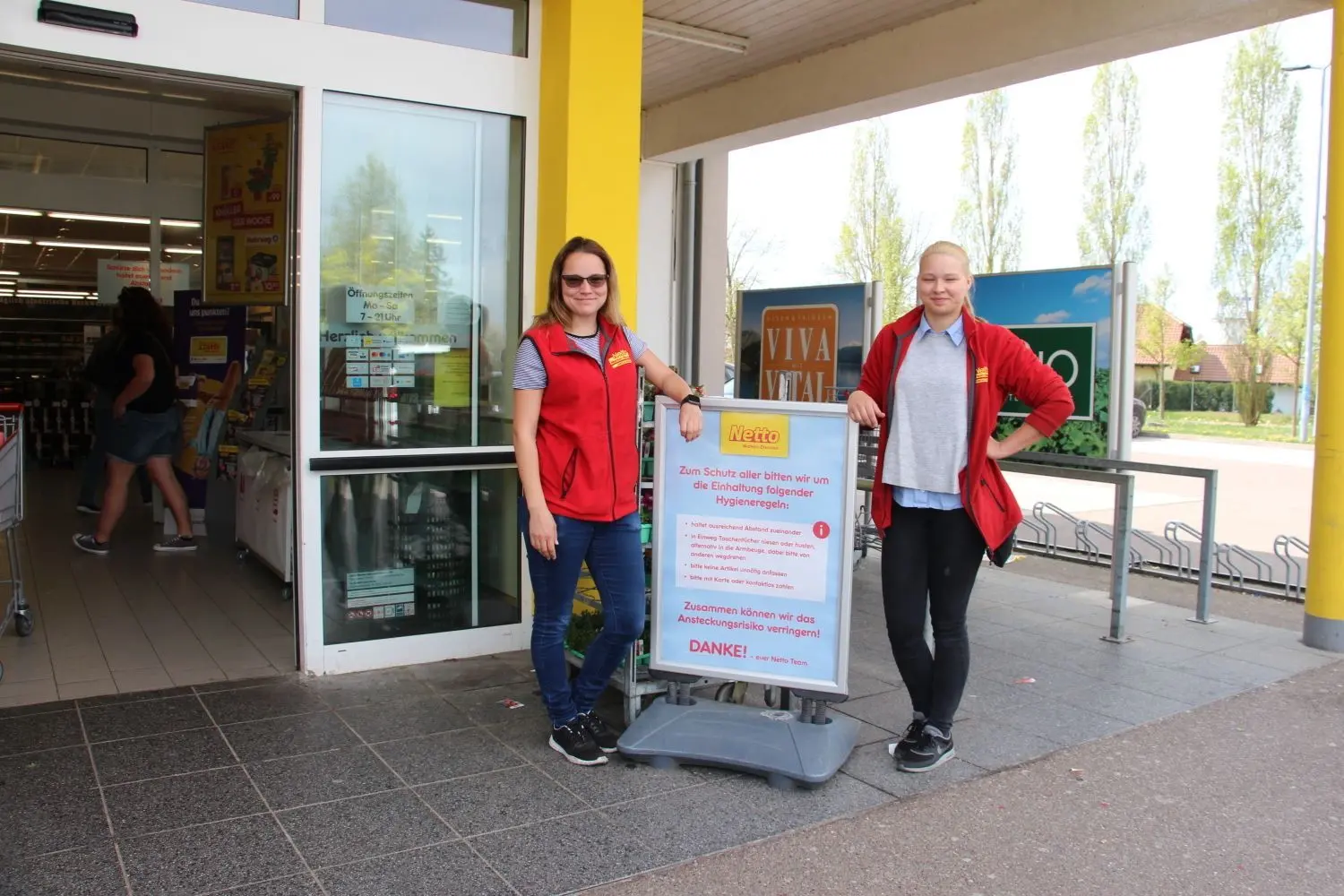 Nancy Zillmann (links) und Jasmin Gommel vom Netto-Markt Mainhardt .... Heike Rosheidat, Marktleiterin vom Penny in Mainhardt zeigt ein paar der Geschenke, die sie und ihre Mitarbeiterinnen von Kunden bekommen haben. ⇥