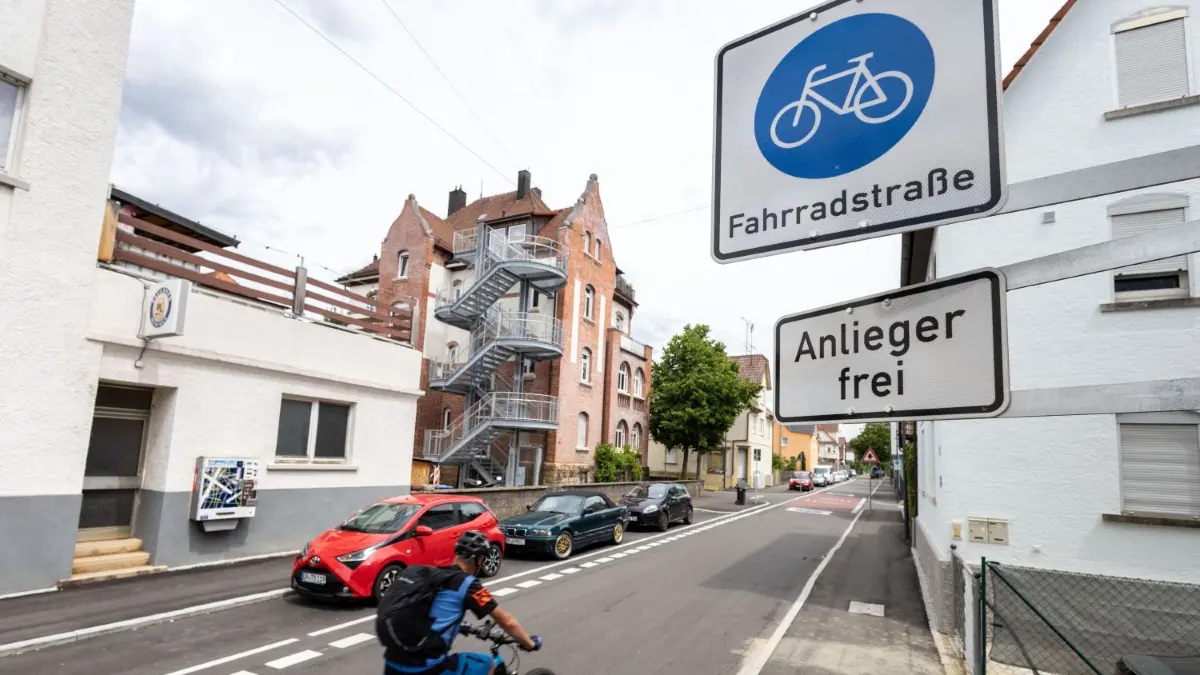 Cottbus bekommt eine Fahrradstraße - einen Bereich, der – wie hier in Eislingen – Radfahrern vorbehalten ist. Für Anwohner gibt es Ausnahmeregelungen.